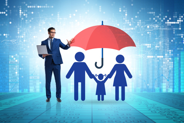 Concepto de seguro de vida con familia bajo paraguas - Foto, imagen