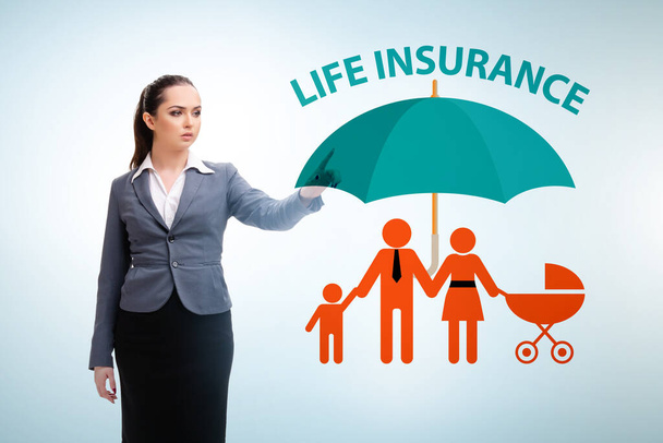 Concept d'assurance vie avec bouton-poussoir femme d'affaires - Photo, image