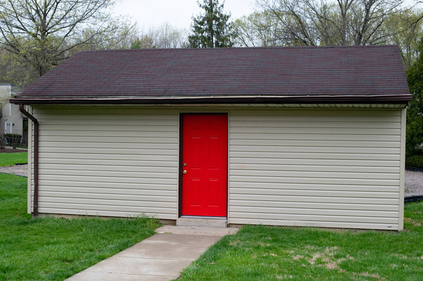 庭小屋緑の芝生のドアの赤いストレージ - 写真・画像
