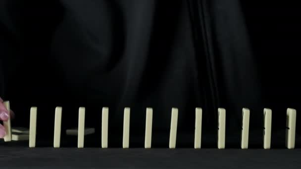 Vidéo de la femme plaçant des blocs domino sur noir - Séquence, vidéo