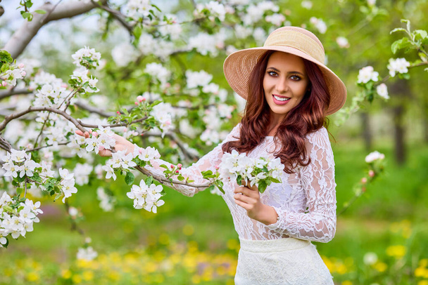 Schöne natürliche Frau im Apfelgarten - Foto, Bild