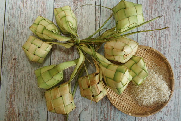 Кетупат (рисовая клецка) - это местная лакомство во время праздничного сезона в Юго-Восточной Азии. Ketupat, натуральная рисовая оболочка из молодых кокосовых листьев для приготовления риса - Фото, изображение