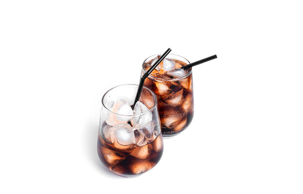 Soda con hielo en vasos transparentes aislados sobre fondo blanco. - Foto, imagen