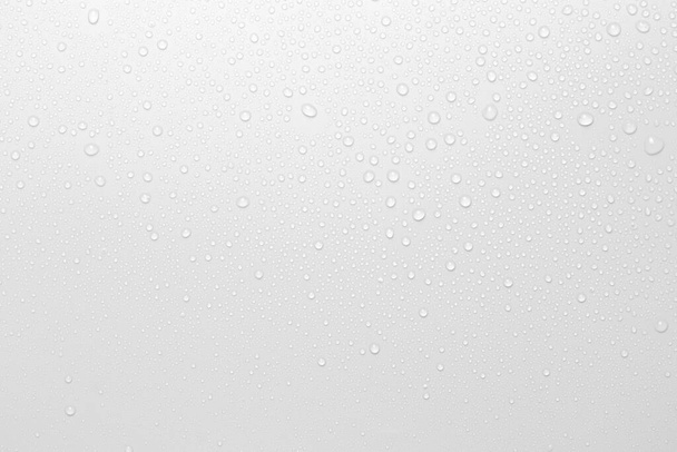 El concepto de gotas de agua sobre un fondo blanco - Foto, imagen