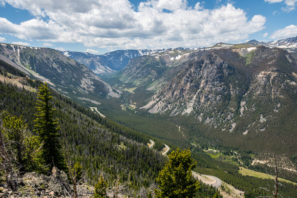 Une vue imprenable sur la nature dans la forêt nationale de Custer, Montana - Photo, image