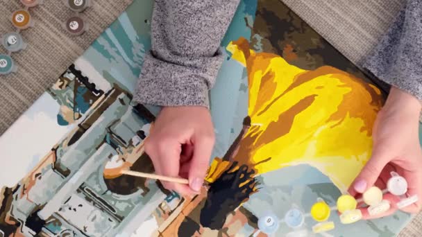 4k女性の手の着色はキャンバスを描く数字の女の子Triumphalアーチパリの絵。創造的な趣味。初心者のための絵画。家の隔離、抗ストレスのアイデアを滞在のためのレジャー活動 - 映像、動画