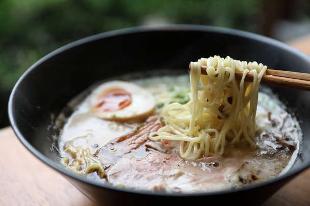 Ramen tészta disznóhússal és tojással leves Japán étel - Fotó, kép