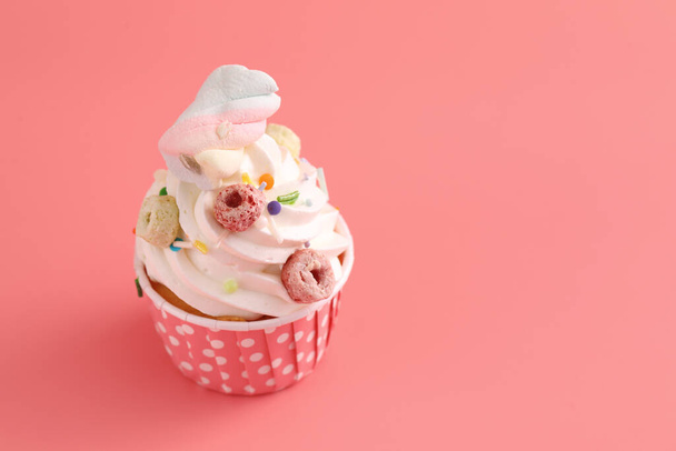 cupcake isolated in pink background - Foto, Imagem