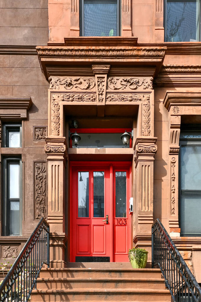 New York City - 10 apr 2021: Zicht op Brownstone gebouwen in Harlem in Manhattan, New York City. - Foto, afbeelding