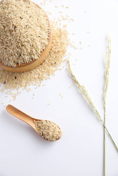 Органический сырой коричневый рис вблизи - Фото, изображение