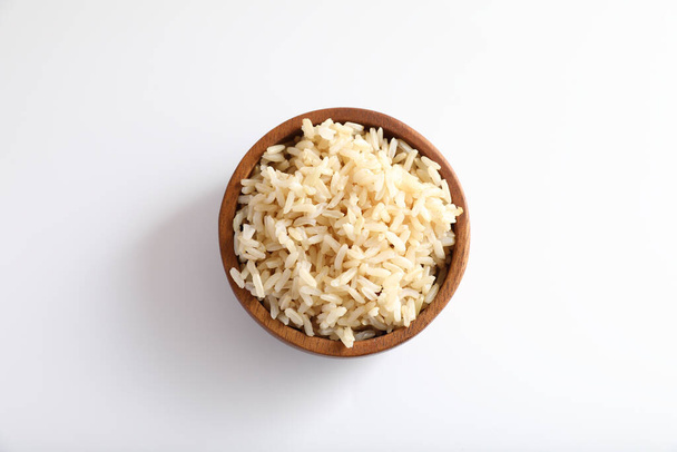 Biologische gekookte bruine rijst op schaal in close-up - Foto, afbeelding