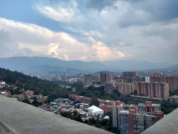 Hermoso paisajes de Antioquia Medellin con agradable vista de parte de la ciudad - Zdjęcie, obraz