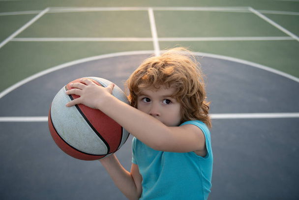 Active kids lifestyle. Kid playing basketball with basket ball. - Foto, afbeelding