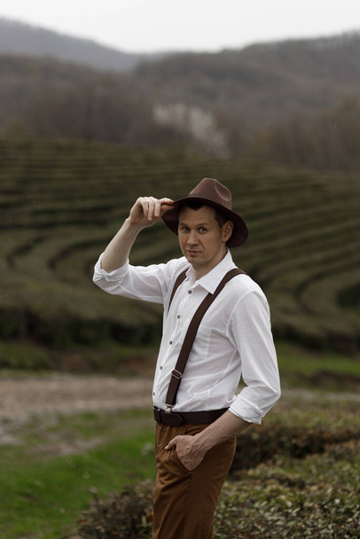 A farmer's image of a man, among the tea bushes. A stylish groom on the tea plantations. - Fotografie, Obrázek