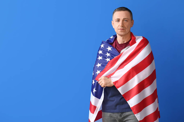 Людина з прапором США на кольоровому тлі. Свято Спомину - Фото, зображення