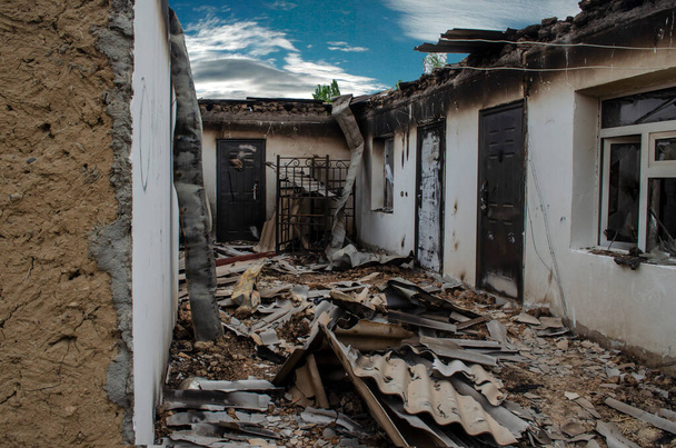 Tuhoutuneet kodit Kirgisiassa Tadzikistanin konfliktista. - Valokuva, kuva