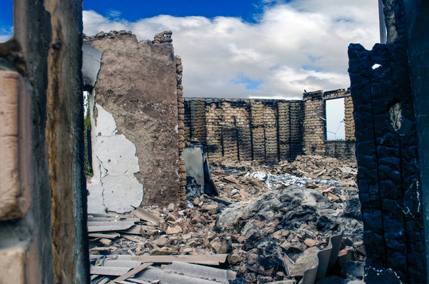 Tuhoutuneet kodit Kirgisiassa Tadzikistanin konfliktista. - Valokuva, kuva