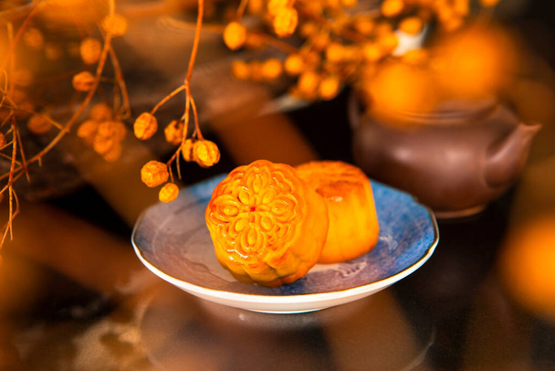 Kiinalainen festivaali, perhe yhdistyi Mid-Autumn Festival, nauttia kuun kakkuja, - Valokuva, kuva
