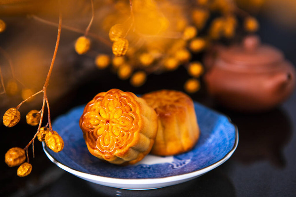 Festival chinois, la famille réunie pour la fête de la mi-automne, dégustant des gâteaux de lune, - Photo, image