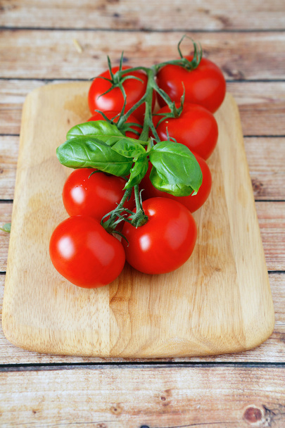 гілка червоних помідорів на дошці
 - Фото, зображення