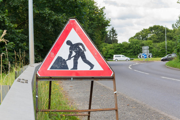Sinal de aviso de trânsito de obras rodoviárias temporárias durante reparações rodoviárias numa estrada no Reino Unido - Foto, Imagem