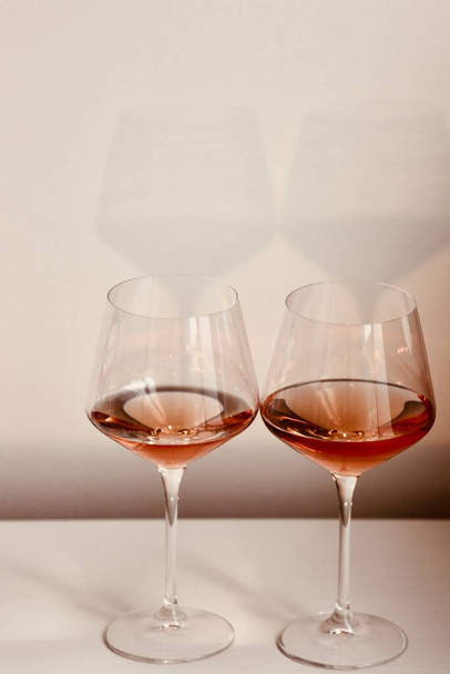 Glasses with red wine in a white interior - 写真・画像