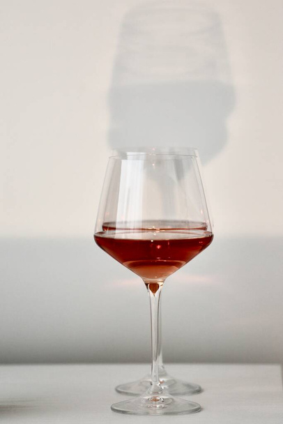 Glasses with red wine in a white interior - Foto, imagen