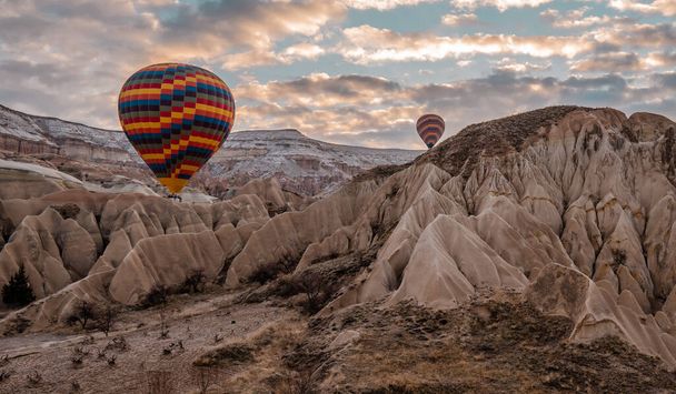 Bella vista aerea verticale dei paesaggi della Cappadocia, Turchia con camini fatati, montagne, formazioni rocciose, e la città di Urgup - Foto, immagini
