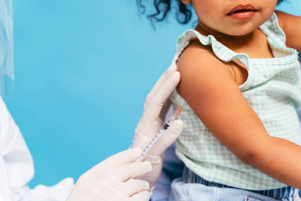 Campanha de vacinação contra o Covid-19 (coronavírus) em uma clínica - Pessoas vacinadas pelo médico e enfermeiro para prevenir o surto do vírus da corona em um ponto de vacinação - Foto, Imagem
