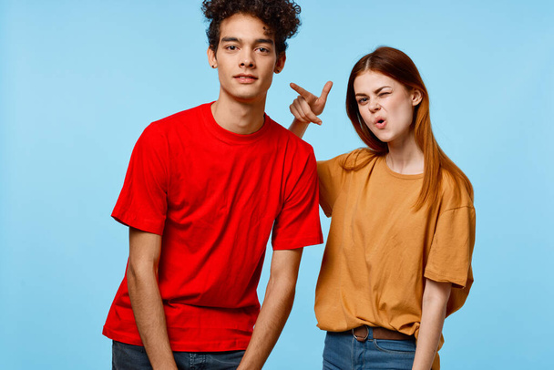 молодая пара разноцветные футболки современный стиль моды - Фото, изображение