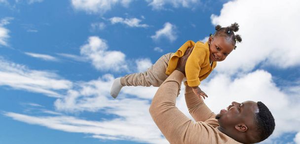 onnellinen afrikkalainen amerikkalainen isä vauvan tyttären kanssa - Valokuva, kuva