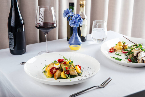 Restaurante mediterráneo platos con vino tinto - Foto, imagen