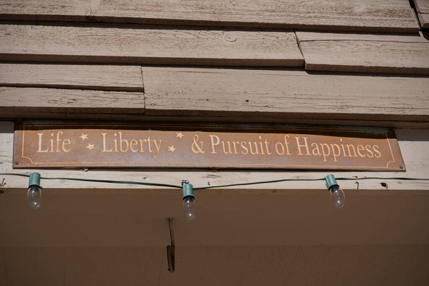 Ruosteinen vanha kyltti lukeminen Life Liberty & Pursuit of Happiness löytyy Yhdysvalloissa - Valokuva, kuva