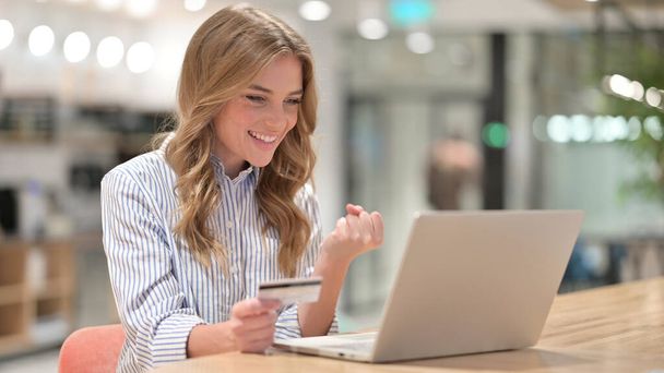 Businesswoman having Online Payment Success on Laptop - Foto, immagini
