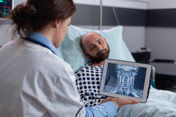 Erikoislääkäri nainen tarkistaa luut röntgenkuva käyttäen tabletin tietokone - Valokuva, kuva