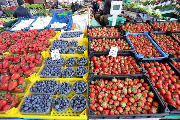 Matot mustikoita ja mansikoita viljelijän markkinoilla  - Valokuva, kuva