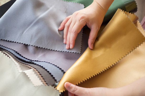 designer donna con campioni di colore tessuto scegliere tessile per tende - Foto, immagini