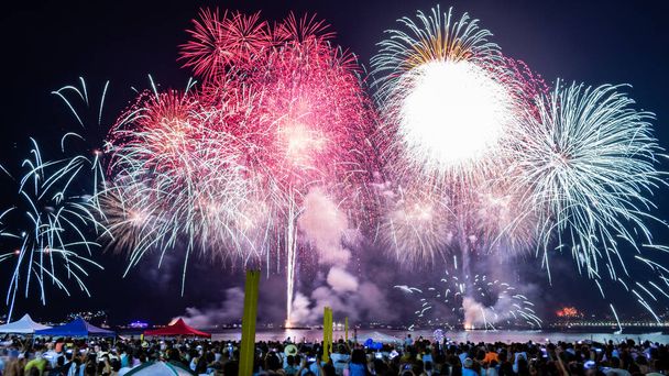 NITEROI, RIO DE JANEIRO, BRAZIL - JANUÁR 2020: Éjszakai képek szilveszteri (Rveillon) tűzijátékkal az égen. Az emberek figyelik a pirotechnikai ünnepség fényeit és színeit. - Fotó, kép