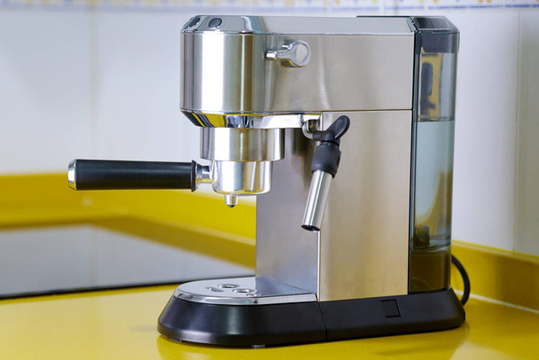 Mutfakta espresso yapmak için kahve makinesi. Kahvaltı ve ev aletleri konsepti. - Fotoğraf, Görsel