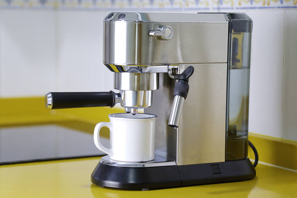 Kávéfőző gép kész a kávéra... reggeli és otthoni felszerelés koncepció. - Fotó, kép