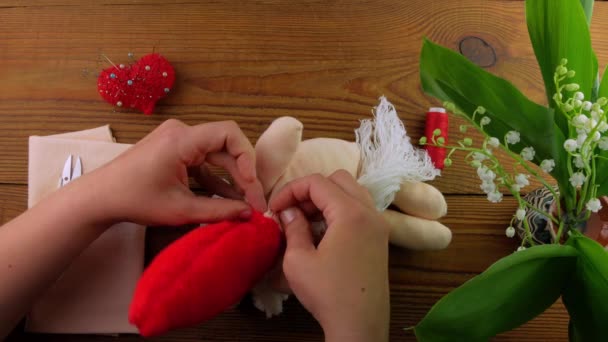 手作りのチュートリアルポリエステル充填で一歩ずつ北欧のノーム詰め物。手作り生地のスウェーデンのクリスマスの装飾DIY 。趣味柔らかいステッチぬいぐるみひげ赤い帽子の縫製巨大な趣味. - 映像、動画
