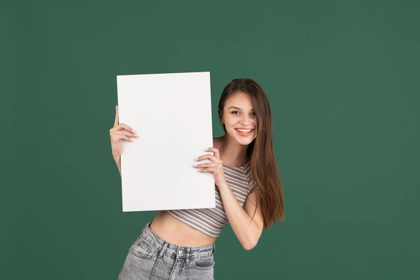 Muotokuva nuori valkoihoinen tyttö poseeraa eristetty vihreällä taustalla. - Valokuva, kuva