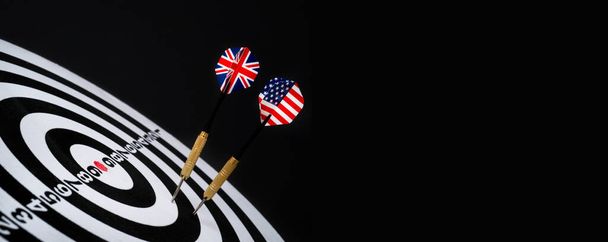 rzutki z amerykańską flagą brytyjską na czarnym tle - Zdjęcie, obraz