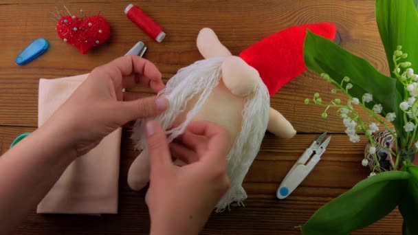 İskandinav cüce dolması adım adım el yapımı polyester dolgu yapıyor. Ev yapımı İsveç Noel süslemesi. Doldurulmuş oyuncak sakal, kırmızı şapka, dikiş hobisi.. - Video, Çekim