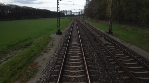 Tipik bir Hollanda manzarasında, tren raylı yolcu treni toplu taşıma altyapısının hava görüntüsü. - Video, Çekim