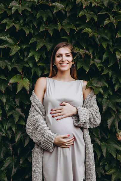 Щаслива вагітна жінка обіймає дитину
 - Фото, зображення