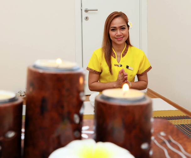mignonne asiatique fille se préparer pour traditionnel thaï massage. Concept de soins corporels. Traitement de massage. - Photo, image