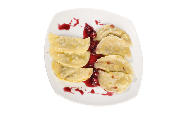 Oekraïense nationale schotel varenyky (ravioli) met cherry close-up. bestand bevat uitknippad. - Foto, afbeelding