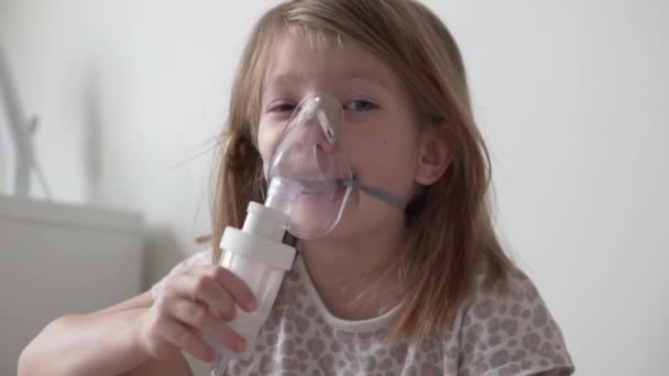 Een klein meisje inhaleert in het ziekenhuis. - Video