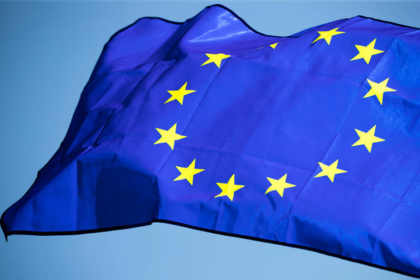 Розмахування прапором Європейського Союзу на блакитному небі. - Фото, зображення
